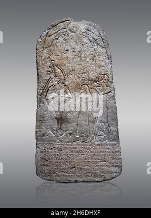 Römisch-ägyptisch gewölbte Grabstele. 0-99 n. Chr., gefunden in Lycopolis Egypt, Louvre Museum N 329. Szene : Aufnahme der Toten; rechts ist Anubis (Hund-hea Stockfoto