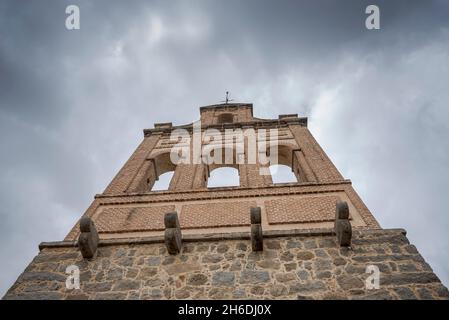 Tor von Carmen, einer der Eingänge in den Mauern von Avila, Spanien. Diese Stätte ist ein Nationaldenkmal, und die Altstadt wurde zum Weltkulturerbe erklärt Stockfoto