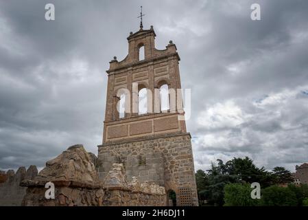 Tor von Carmen, einer der Eingänge in den Mauern von Avila, Spanien. Diese Stätte ist ein Nationaldenkmal, und die Altstadt wurde zum Weltkulturerbe erklärt Stockfoto