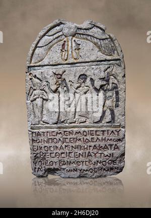 Römisch-ägyptisch gewölbte Grabstele. 0-99 n. Chr., gefunden in Lycopolis Egypt, Louvre Museum N 330. Szene : Empfang der Toten; Anubis (gott mit Hund hea Stockfoto