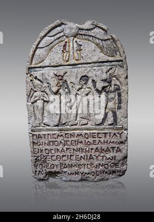 Römisch-ägyptisch gewölbte Grabstele. 0-99 n. Chr., gefunden in Lycopolis Egypt, Louvre Museum N 330. Szene : Empfang der Toten; Anubis (gott mit Hund hea Stockfoto