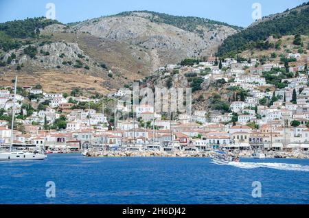 Hydra, oder Ydra oder Idra ist eine der Saronischen Inseln Griechenlands, die sich in der Ägäis zwischen dem Myrtoan-Meer und dem Argolischen Golf befindet. Es ist separat Stockfoto