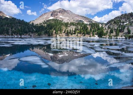 Klare Bergspiegelung des Berges Lassen im Sommer im Manzanita See. Einer der besten Parks in Kalifornien. Stockfoto