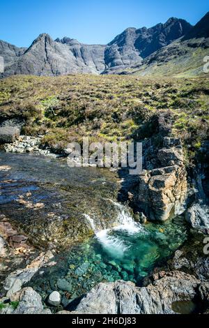 Ungewöhnlich sonniger Tag mit unglaublich kaltem Wasser in Fairy Pools, Schottland. Nach drei Minuten wahnsinniger kalter Schmerzen kann man die Pools wirklich genießen. Stockfoto