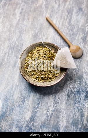 Trockene Yerba Mate Blätter auf hölzernen Hintergrund. Nahaufnahme. Speicherplatz kopieren. Stockfoto