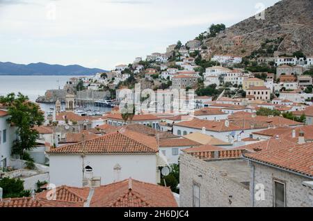 Hydra Port, Hydra, Griechenland Hydra oder Ydra oder Idra ist eine der Saronischen Inseln Griechenlands, die sich in der Ägäis zwischen dem Myrtoan-Meer und der Ar befindet Stockfoto