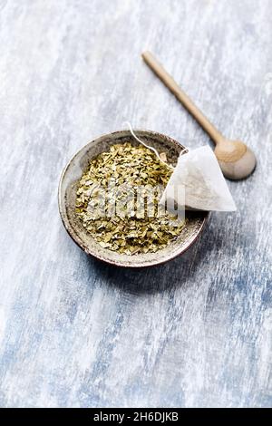 Trockene Yerba Mate Blätter auf hölzernen Hintergrund. Nahaufnahme. Speicherplatz kopieren. Stockfoto