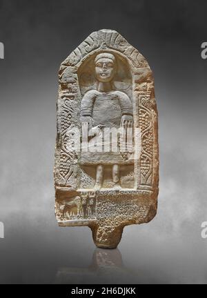 Römischer Phyrigischer Stil Türstein Grabstele von Trophimos, 250-300 n. Chr., Kütahya Türkei. Louvre Museum Ma 4529. Darstellung eines jungen Mannes (Tunika, Schott, ho Stockfoto