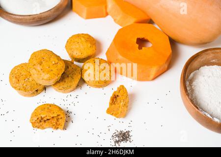 Kürbis-Cupcakes in einer Auflaufform mit Chiasamen, herbstlicher Orangenkuchen mit Orange Stockfoto