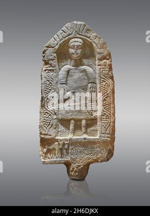 Römischer Phyrigischer Stil Türstein Grabstele von Trophimos, 250-300 n. Chr., Kütahya Türkei. Louvre Museum Ma 4529. Darstellung eines jungen Mannes (Tunika, Schott, ho Stockfoto