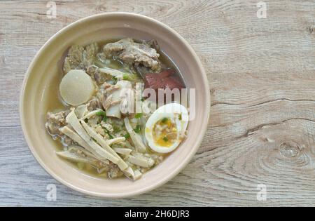 Vietnamesische Reisnudeln oder Pho mit Wurst- und Schweineknochensuppe auf einer Schüssel Stockfoto