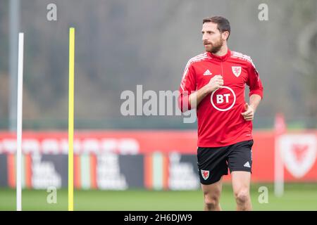 Hensol, Wales, Großbritannien. November 2021. Joe Allen während des Trainings der walisischen Fußballnationalmannschaft im Wale Resort vor dem letzten Gruppenqualifikationsspiel der Mannschaft zur Weltmeisterschaft 2022 gegen Belgien. Gareth Bale nahm nicht an der Sitzung Teil. Kredit: Mark Hawkins/Alamy Live Nachrichten Stockfoto