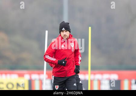 Hensol, Wales, Großbritannien. November 2021. Aaron Ramsey während des Trainings der walisischen Fußballnationalmannschaft im Wale Resort im Vorfeld des letzten Qualifikationsspiel der Mannschaft zur Weltmeisterschaft 2022 gegen Belgien. Gareth Bale nahm nicht an der Sitzung Teil. Kredit: Mark Hawkins/Alamy Live Nachrichten Stockfoto