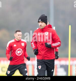 Hensol, Wales, Großbritannien. November 2021. Aaron Ramsey während des Trainings der walisischen Fußballnationalmannschaft im Wale Resort im Vorfeld des letzten Qualifikationsspiel der Mannschaft zur Weltmeisterschaft 2022 gegen Belgien. Gareth Bale nahm nicht an der Sitzung Teil. Kredit: Mark Hawkins/Alamy Live Nachrichten Stockfoto