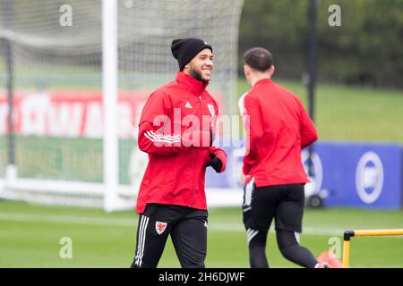 Hensol, Wales, Großbritannien. November 2021. Tyler Roberts während des Trainings der walisischen Fußballnationalmannschaft im Wale Resort vor dem letzten Qualifikationsspiel der Mannschaft zur Weltmeisterschaft 2022 gegen Belgien. Gareth Bale nahm nicht an der Sitzung Teil. Kredit: Mark Hawkins/Alamy Live Nachrichten Stockfoto