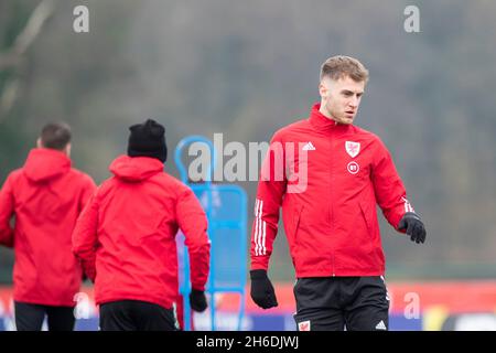 Hensol, Wales, Großbritannien. November 2021. Joe Rodon während des Trainings der walisischen Fußballnationalmannschaft im Wale Resort vor dem letzten Qualifikationsspiel der Mannschaft zur Weltmeisterschaft 2022 gegen Belgien. Gareth Bale nahm nicht an der Sitzung Teil. Kredit: Mark Hawkins/Alamy Live Nachrichten Stockfoto