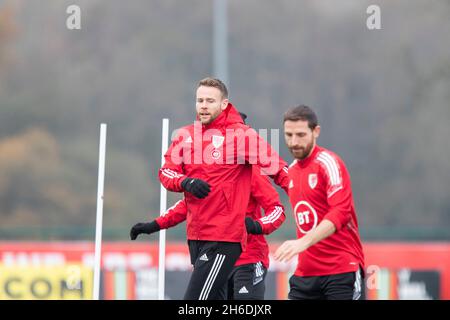 Hensol, Wales, Großbritannien. November 2021. Chris Gunter während des Trainings der walisischen Fußballnationalmannschaft im Wale Resort vor dem letzten Qualifikationsspiel der Mannschaft zur Weltmeisterschaft 2022 gegen Belgien. Gareth Bale nahm nicht an der Sitzung Teil. Kredit: Mark Hawkins/Alamy Live Nachrichten Stockfoto