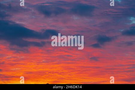 Am frühen Morgen verstummen rote Bluthimmel Stockfoto