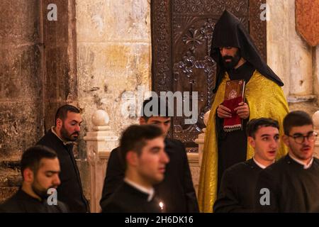 Jerusalem, Israel - 11. Januar: Franziskanermönche halten am 11. Januar 2020 in Jerusalem, Israel, eine Zeremonie in der Grabeskirche ab. Stockfoto