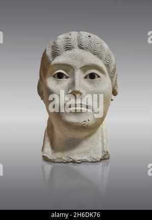 Totenmaske aus römisch-ägyptischem Gips, 100 - 199 n. Chr. Louvre Museum AF6702. Depits ein Weibchen mit kurzen lockigen Haaren Bemalte Gips auf Stoff Stuck mit Stockfoto