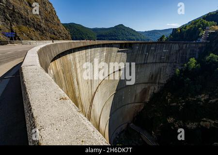 Das Wasserkraftwerk Barajul vidraru in den karpaten Rumäniens Stockfoto