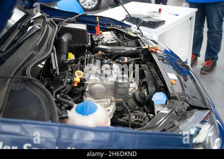 PRODUKTION - 12. November 2021, Hessen, Frankfurt/Main: Ein Kleinwagen mit Verbrennungsmotor beim nationalen Wettbewerb des deutschen Automobilhandels. Die Besten aus jedem Bundesland nehmen am nationalen Wettbewerb Teil. Foto: Frank Rumpenhorst/dpa Stockfoto