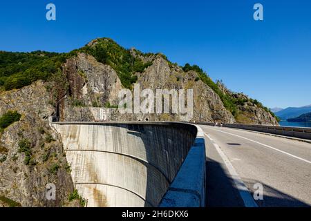 Das Wasserkraftwerk Barajul vidraru in den karpaten Rumäniens Stockfoto