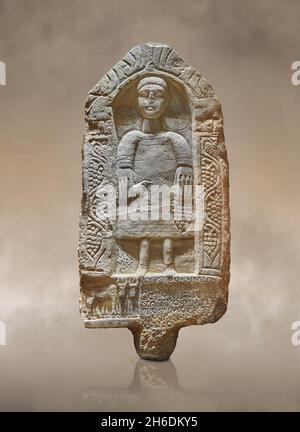 Römischer Phyrigischer Stil Türstein Grabstele von Trophimos, 250-300 n. Chr., Kütahya Türkei. Louvre Museum Ma 4529. Darstellung eines jungen Mannes (Tunika, Schott, ho Stockfoto