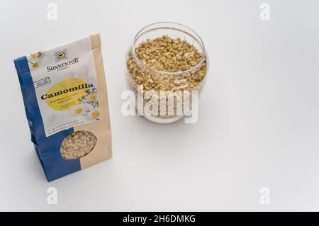 COMO, ITALIEN - 14. Nov 2021: Bio-Bio-römische Kamille getrocknete Blütenstände auf einer weißen Tischplatte mit Kopierraum Stockfoto