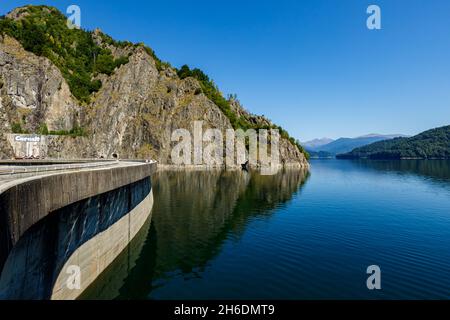 Das Wasserkraftwerk Barajul vidraru in den karpaten Rumäniens Stockfoto