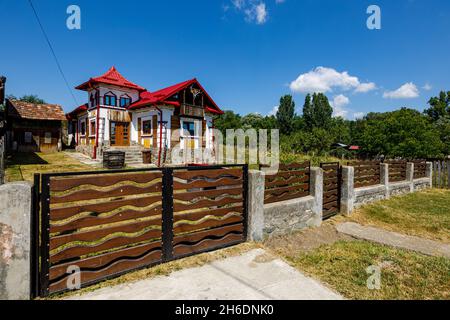 Dorf und Häuser in den karpaten von Rumänien Stockfoto