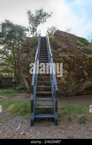 Bowder Stone, Blick auf die Leitertreppe, die zur Spitze des Bowder Stone führt, einem 1.870 Tonnen schweren Felsen in Borrowdale im Lake District, Großbritannien Stockfoto