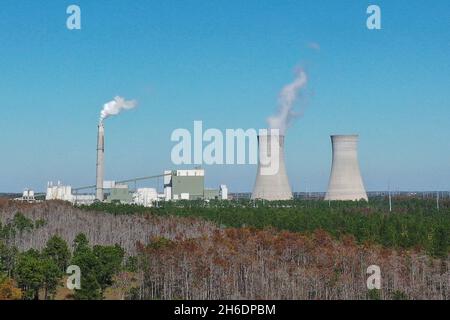 Orlando, Usa. November 2021. Das Stanton Energy Center, ein Kohlekraftwerk, ist in Orlando zu sehen. Das Kraftwerk soll bis 2027 von der Verbrennung von Kohle auf den Einsatz von Erdgas umstellen. Die UN-Klimagespräche endeten am 13. November 2021 mit einem Abkommen, das zum ersten Mal fossile Brennstoffe als Haupttreiber der globalen Erwärmung anvisierte, selbst als kohleabhängige Länder in letzter Minute Einwände vorwarfen. (Foto von Paul Hennessy/SOPA Images/Sipa USA) Quelle: SIPA USA/Alamy Live News Stockfoto