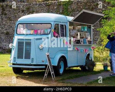 Vintage-Kleinbus, der Speisen und Kaffee auf dem Gelände von Portchester Castle, Portsmouth, Hampshire, Großbritannien, verkauft Stockfoto