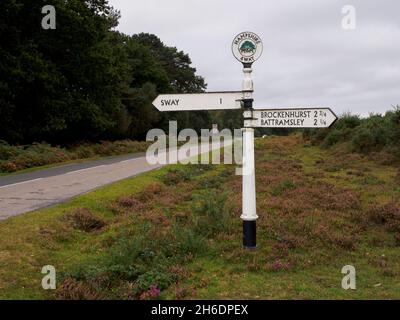 Altes weißes Straßenschild, in der Nähe von Sway, The New Forest, Hampshire, Großbritannien Stockfoto