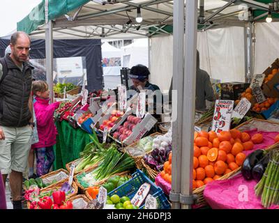 Marktstand für Obst und Gemüse, Lymington, Hampshire, Großbritannien Stockfoto