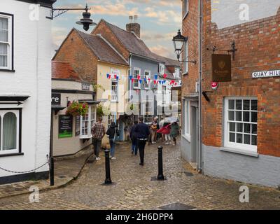 Quay Street, die zum Hafen führt, Lymington, Hampshire, Großbritannien Stockfoto