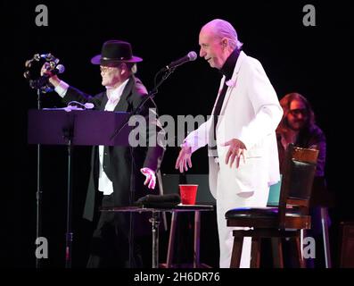 14. November 2021, Los Angeles, Kalifornien, USA: MICHAEL NESMITH und MICKY DOLENZ waren zum letzten Mal gemeinsam auf der Bühne, als sie die Monkees 2021 Farewell Tour im Greek Theatre, Los Angeles, CA, USA, einschlossen. Die Abschiedstour markiert das Ende eines einzigartigen Projekts, das 1965 begann, als vier junge Männer in einer Fernsehshow über eine kämpfende Rockband gecastet wurden, die von den Beatles „A Hard Day's Night“ inspiriert wurde. Gegründet in Los Angeles für die gleichnamige Fernsehserie, Das Quartett aus Dolenz, Nesmith, dem verstorbenen Peter Tork und dem verstorbenen Davy Jones brachte eine einzigartige Mischung aus Pop, Rock, Psyched Stockfoto