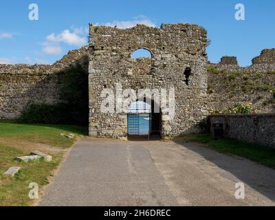 Blick durch das hintere Tor auf Portsmouth Harbour, Portchester Castle, Portsmouth, Hampshire, Großbritannien Stockfoto