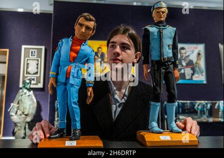 London, Großbritannien. November 2021. Thunderbirds sind Go original Captain Paul Travers Head, est £10,000 -15.000 (montiert auf einem original 'Jeff Tracy Stage 1' Body, mit originalen Händen, gekleidet in moderner Replik blauer Zero X Space Pilot's Uniform) und Captain Scarlet and the Mysterons, 'Captain Blue' Puppet Head and Hands, est £8,000 -10.000 - Vorschau von Bonhams' Film, Rock & Pop: Inklusive Immobilien aus dem Estate of Dame Diana Rigg Verkauf an ihrem Standort in Knightsbridge. Der Verkauf findet am 17. November statt. Kredit: Guy Bell/Alamy Live Nachrichten Stockfoto