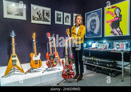 London, Großbritannien. November 2021. Eddie Van Halen: Eine signierte und auf der Bühne verwendete EVH Charvel Art Series E-Gitarre, 2004. Jede Gitarre hatte ein einzigartiges Kunstwerk, das von EVH selbst entworfen und signiert wurde.Schätzung: £25,000-30,000 mit anderen Artikeln - Vorschau auf Bonhams' Film, Rock & Pop: Inklusive Immobilien aus dem Estate of Dame Diana Rigg Verkauf an ihrem Standort in Knightsbridge. Der Verkauf findet am 17. November statt. Kredit: Guy Bell/Alamy Live Nachrichten Stockfoto