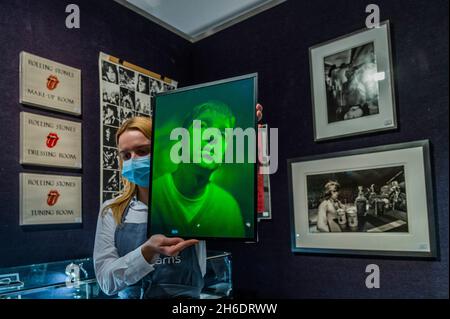 London, Großbritannien. November 2021. Rob Munday's, Noel Gallagher, 1997, est £1,000-1,500, ein Hologramm-Kunstwerk mit Glasplatten und weißem Lichtreflexion, das Noel Gallagher aus Oasis zeigt - Preview of Bonhams' Film, Rock & Pop: Einschließlich Immobilien aus dem Verkauf von Estate of Dame Diana Rigg an ihrem Standort in Knightsbridge. Der Verkauf findet am 17. November statt. Kredit: Guy Bell/Alamy Live Nachrichten Stockfoto