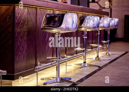 Nahaufnahme der Barhocker in einem Restaurant. Stockfoto