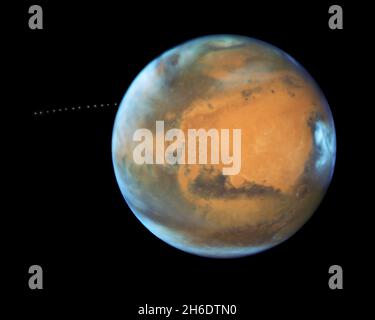 MARS - 20. Juli 2017 - beim Fotografieren des Mars hat das Hubble-Weltraumteleskop der NASA eine Cameo-Erscheinung des winzigen Mondes Phobos auf seiner Wanderung um den Mars aufgenommen Stockfoto