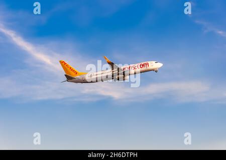 Izmir, Türkei - Oktober 13 2012: Pegasus Airlines ist eine türkische Low-Cost-Fluggesellschaft mit Stützpunkten an mehreren türkischen Flughäfen. Boeing 737 - 82R Stockfoto