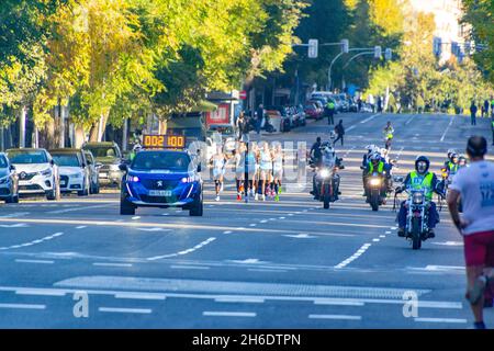 Profisportler laufen beim Movistar Halbmarathon von Madrid durch die zentralsten Straßen der Hauptstadt Spaniens. In Europa. Stockfoto