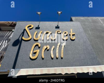 Los Angeles, CA, USA - 14. November 2021: Außenansicht des Sunset Grill am Sunset Boulevard in Los Angeles, Kalifornien. Stockfoto