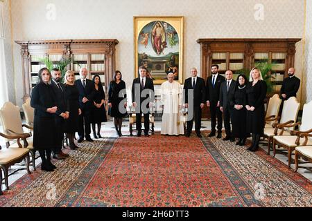 Vatikan, Vatikan. November 2021. Italien, Rom, Vatikan, 2021/11/15. Papst Franziskus trifft den Präsidenten der Republik Kroatien, Zoran Milanović, im Vatikan. Foto von Vatican Media/Catholic Press Foto NUR FÜR REDAKTIONELLE ZWECKE - KEIN MARKETING - KEINE WERBEKAMPAGNEN. Kredit: Unabhängige Fotoagentur/Alamy Live Nachrichten Stockfoto