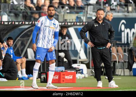 Kevin-Prince BOATENG (B, l.) Wartet darauf, ersetzt zu werden; auf der rechten Seite ist Trainer Pal DARDAI (B); Fußball 1. Bundesliga, 08. Spieltag, Eintracht Frankfurt (F) - Hertha BSC Berlin (B) 1: 2, am 16. Oktober 2021 in Frankfurt am Main. Die DFL-Vorschriften verbieten die Verwendung von Fotos als Bildsequenzen und/oder quasi-Video Stockfoto