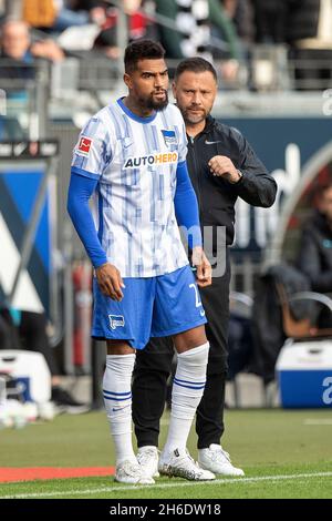 Kevin-Prince BOATENG (B) erhält die letzten Anweisungen von Trainer Pal DARDAI (B), bevor er weiterkommt; Fußball 1. Bundesliga, 08. Spieltag, Eintracht Frankfurt (F) - Hertha BSC Berlin (B) 1: 2, am 16. Oktober 2021 in Frankfurt am Main. Die DFL-Vorschriften verbieten die Verwendung von Fotos als Bildsequenzen und/oder quasi-Video Stockfoto